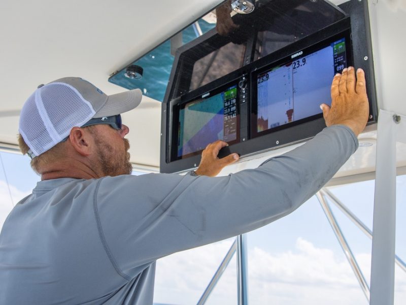 Simrad Lifestyle S5100 Greg Eklund Adjusts Display A 4-17.tif_19542